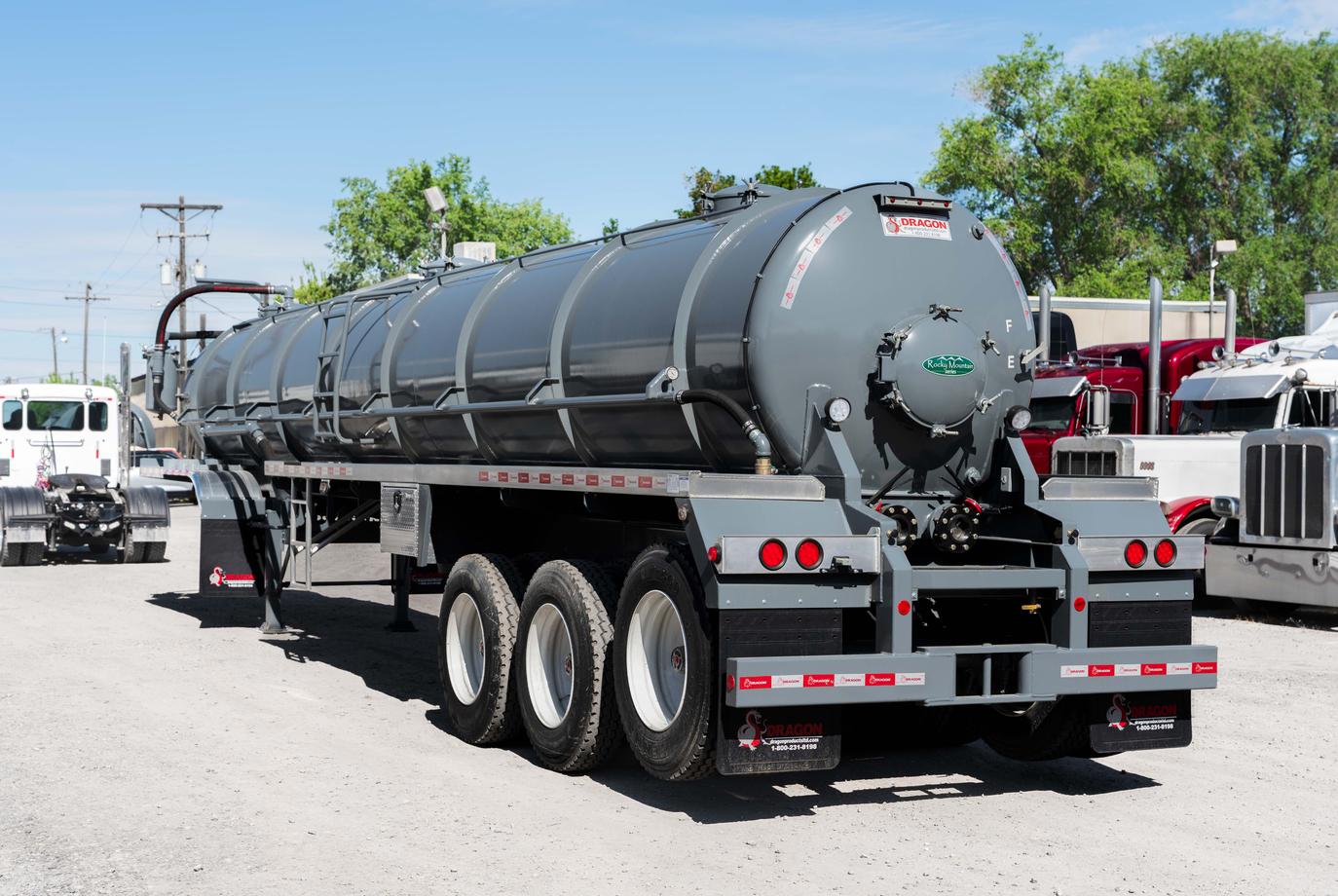 DRAGON 165 BBL 3 AXLE VAC TRAILER