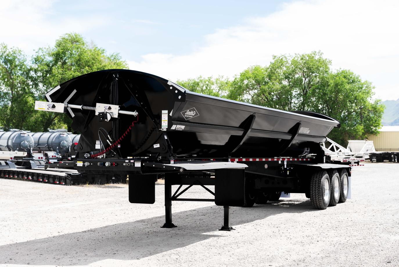 SMITHCO 3 AXLE SIDE DUMP: BLACK TUB & BLACK FRAME