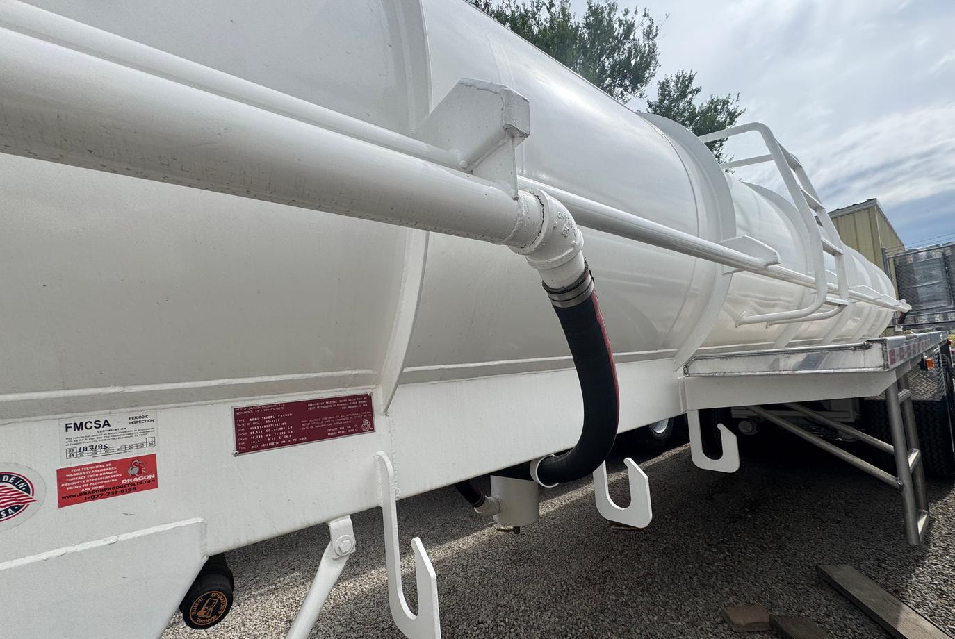 DRAGON 165 BBL 3 AXLE VAC TRAILER